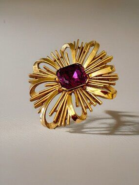 Crown Trifari Gold Tone Ruby Red Crystal Starburst Brooch Pin Vintage Costume